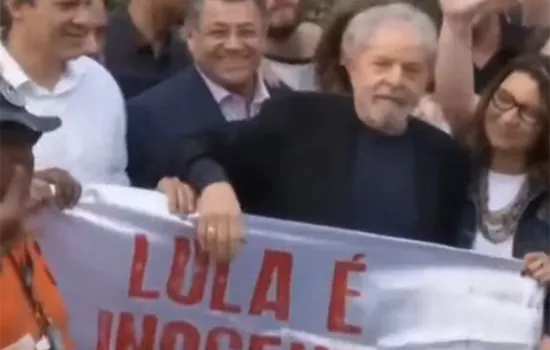 Lula é libertado da prisão da PF em Curitiba