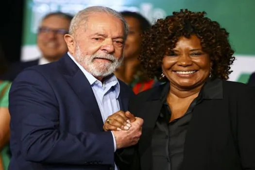 Lula assina decreto com regras de apoio ao setor cultural