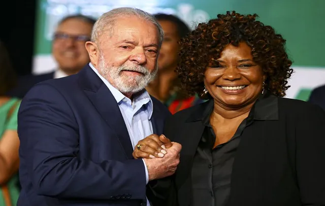 Lula assina decreto com regras de apoio ao setor cultural