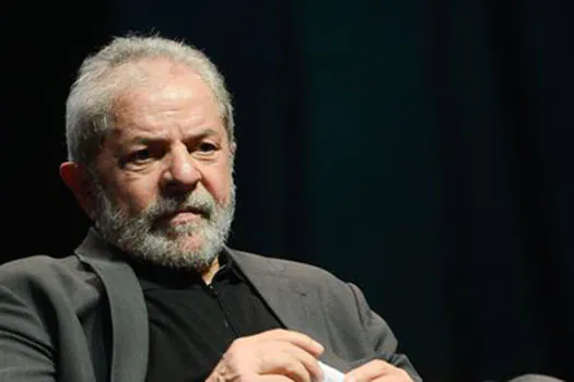 Lula questiona valor da multa de R$ 4,9 milhões e não pede semiaberto