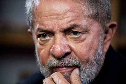 Grupo de juristas afirma que Lula já tem direito ao semiaberto