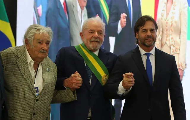 Lula chega à residência de Lacalle Pou com discussão sobre Mercosul em foco