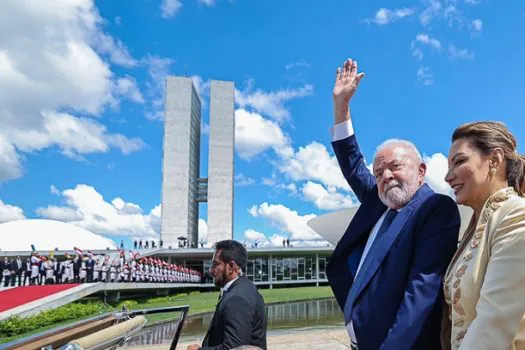 Emocionado, Lula realiza discurso no Congresso Nacional