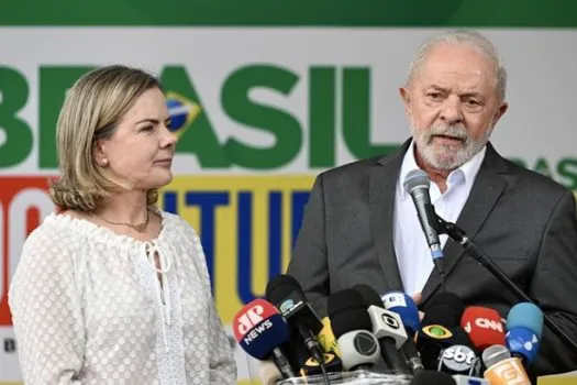 Lula anunciará primeiros ministros nesta sexta-feira, diz Gleisi