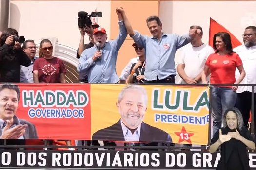 Com duas horas de atraso, Lula inicia caminhada em São Bernardo do Campo (SP)