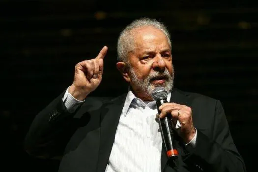 ‘Polícia precisa saber diferenciar pobre de bandido’, diz Lula para Cláudio Castro