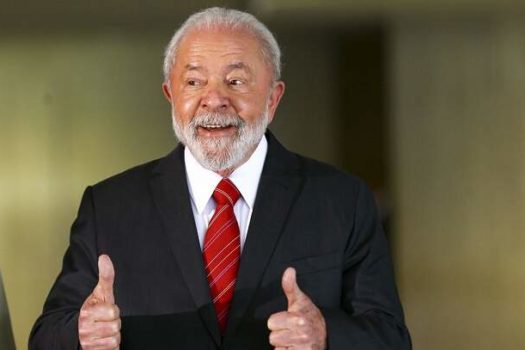 Lula relata dores diárias, justifica mau humor e prevê cirurgia no fêmur em outubro