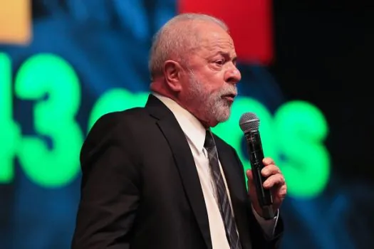 Emocionado, Lula relembra do início do PT no aniversário do partido