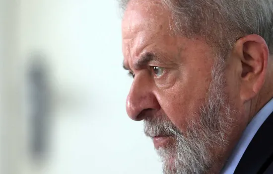 Lula pede ao STJ para cumprir pena em regime aberto no caso triplex