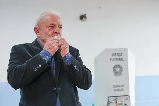 Lula está em hotel na região central de SP onde acompanhará apuração dos votos