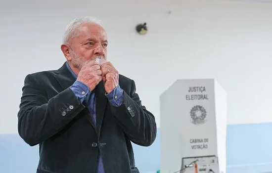 Lula está em hotel na região central de SP onde acompanhará apuração dos votos