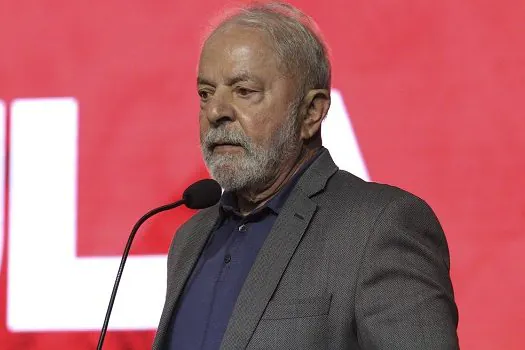 Lula diz que Bolsonaro faz motociata e não tem coragem de fazer comício