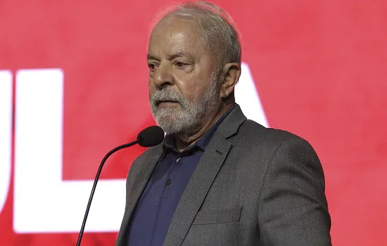 Lula diz que Bolsonaro faz motociata e não tem coragem de fazer comício