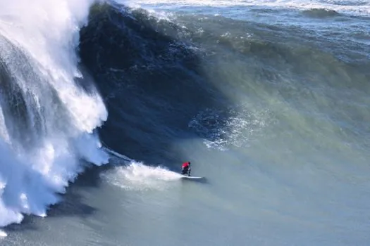 Primeiro surfista profissional de São Bernardo está voltando para Nazaré