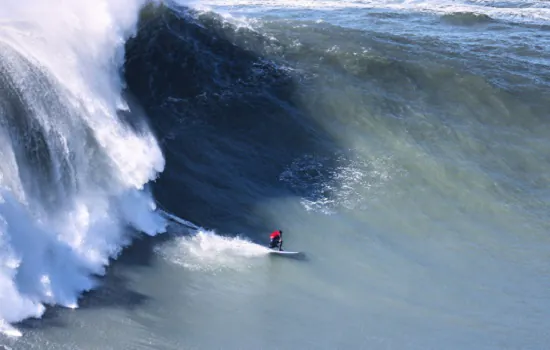 Primeiro surfista profissional de São Bernardo está voltando para Nazaré