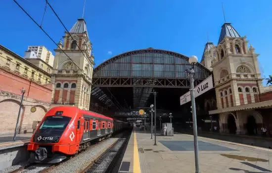 Estação Luz recebe show da Orquestra Mundana Refugi neste sábado