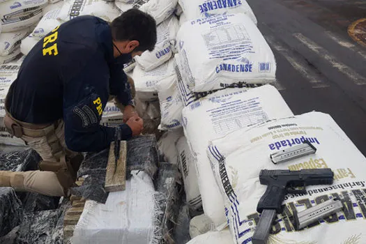 PRF apreende 1,5 tonelada de maconha em caminhão com carga de farinha no Paraná