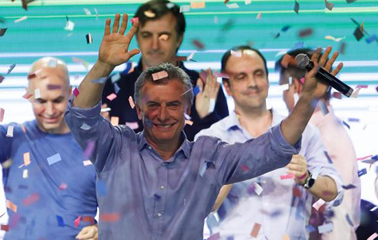 Presidente argentino Mauricio Macri cumprimenta eleitores após vitória da coalizão governista de centro-direita Cambiemos (Mudemos)