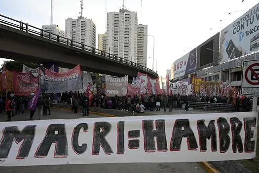 Macri enfrenta 5ª greve geral em seu governo