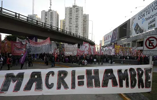 Macri enfrenta 5ª greve geral em seu governo