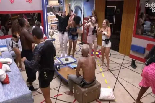 Madrugada da Festa do Líder no ‘BBB 23’ rende flertes, edredom e desculpas