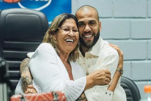 Mãe se reúne com advogados e indica confiança na inocência de Daniel Alves