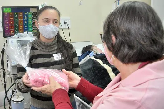 Mães de Santo André são presenteadas em hospitais da cidade