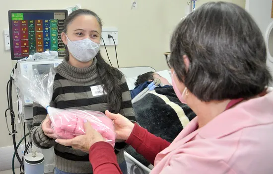 Mães de Santo André são presenteadas em hospitais da cidade