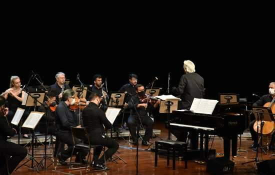 Orquestra de Cordas Bachiana Filarmônica e maestro João Carlos Martins