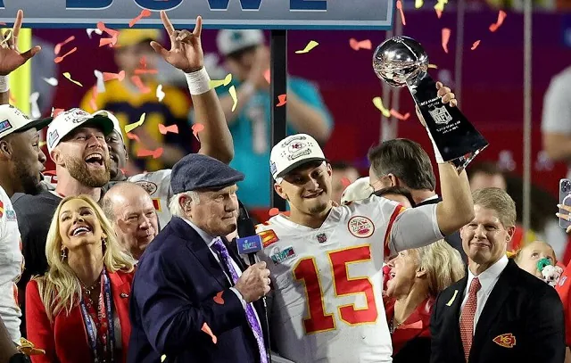 Mahomes supera marcas de Tom Brady e inicia dinastia com os Chiefs na NFL