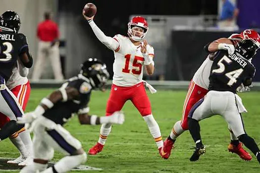 Mahomes tem noite de gala e comanda Chiefs para vitória na NFL