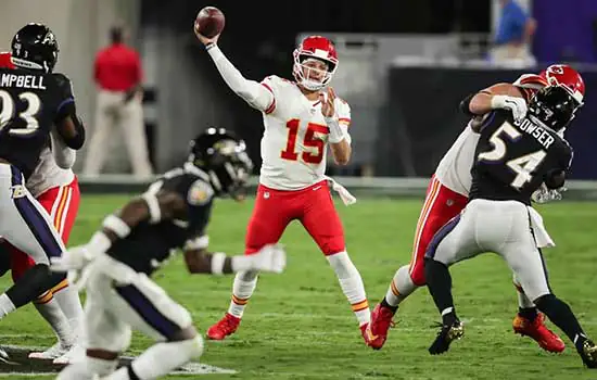 Mahomes tem noite de gala e comanda Chiefs para vitória na NFL