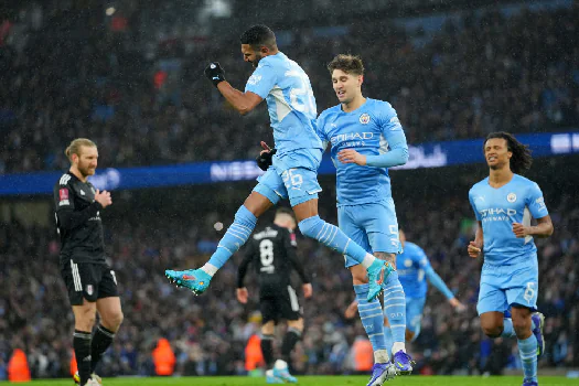 Manchester City sai atrás, mas goleia Fulham e avança na Copa da Inglaterra