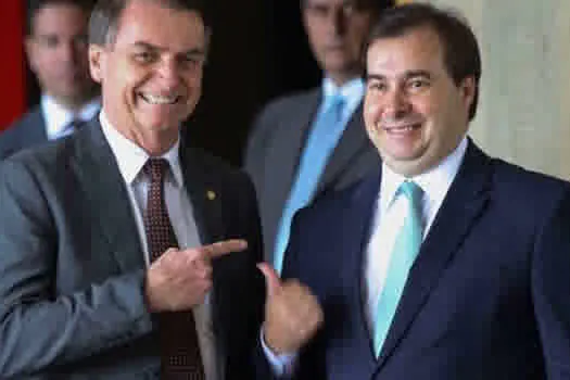 ‘Perdoo o Rodrigo Maia pela situação pessoal que ele está vivendo’, diz Bolsonaro