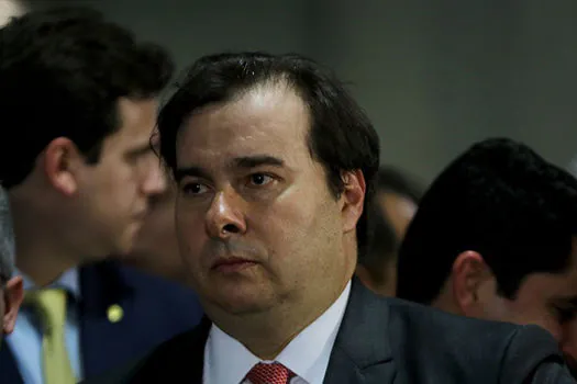 Rodrigo Maia recebe premiação em evento da revista Istoé