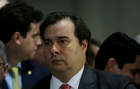 Rodrigo Maia recebe premiação em evento da revista Istoé