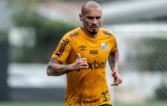 Maicon avança na transição