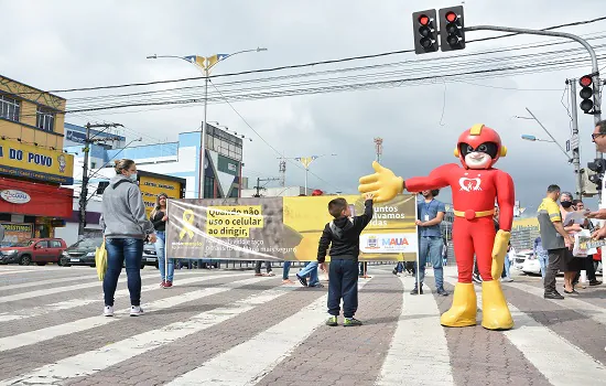 Prefeitura de Mauá realiza atividade do Maio Amarelo com Mister Mão