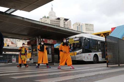 Maio Amarelo: Grupo apresenta esquetes teatrais em terminais de ônibus