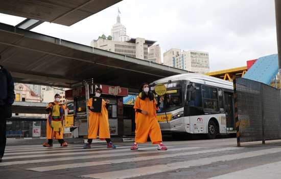 Grupo apresenta esquetes teatrais em terminais de ônibus