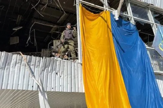 Ucrânia reconquista bairro importante em Kiev; batalha por Mariupol continua