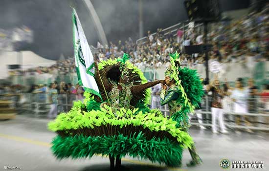 Campeãs desfilam no Sambódromo do Anhembi nesta sexta-feira