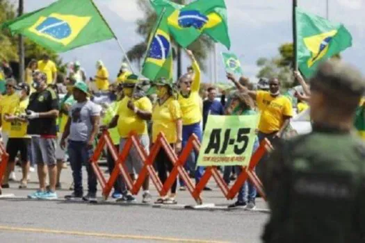 Manifestantes pedem golpe em frente ao hotel de Lula