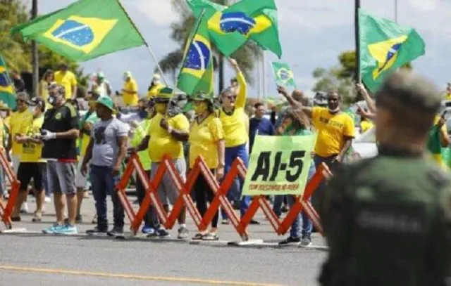 Manifestantes pedem golpe em frente ao hotel de Lula