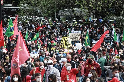 Agência bancária é incendiada em meio à manifestação, mostra GloboNews