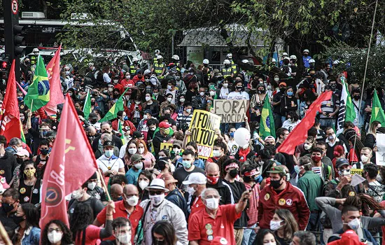 Agência bancária é incendiada em meio à manifestação