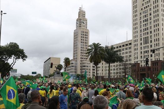 Manifestantes protestam contra resultado das urnas