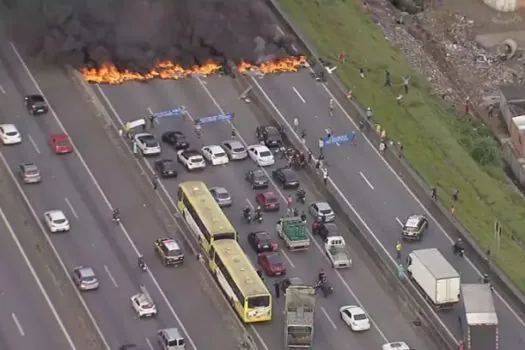 SP: manifestantes colocam fogo em pneus na Via Dutra e fecham trecho da rodovia