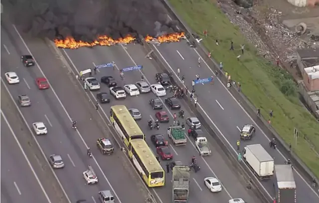 SP: manifestantes colocam fogo em pneus na Via Dutra e fecham trecho da rodovia