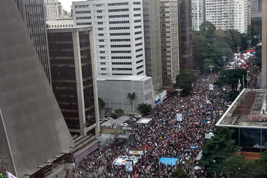 Manifestantes ocupam Paulista contra cortes de verbas na educação